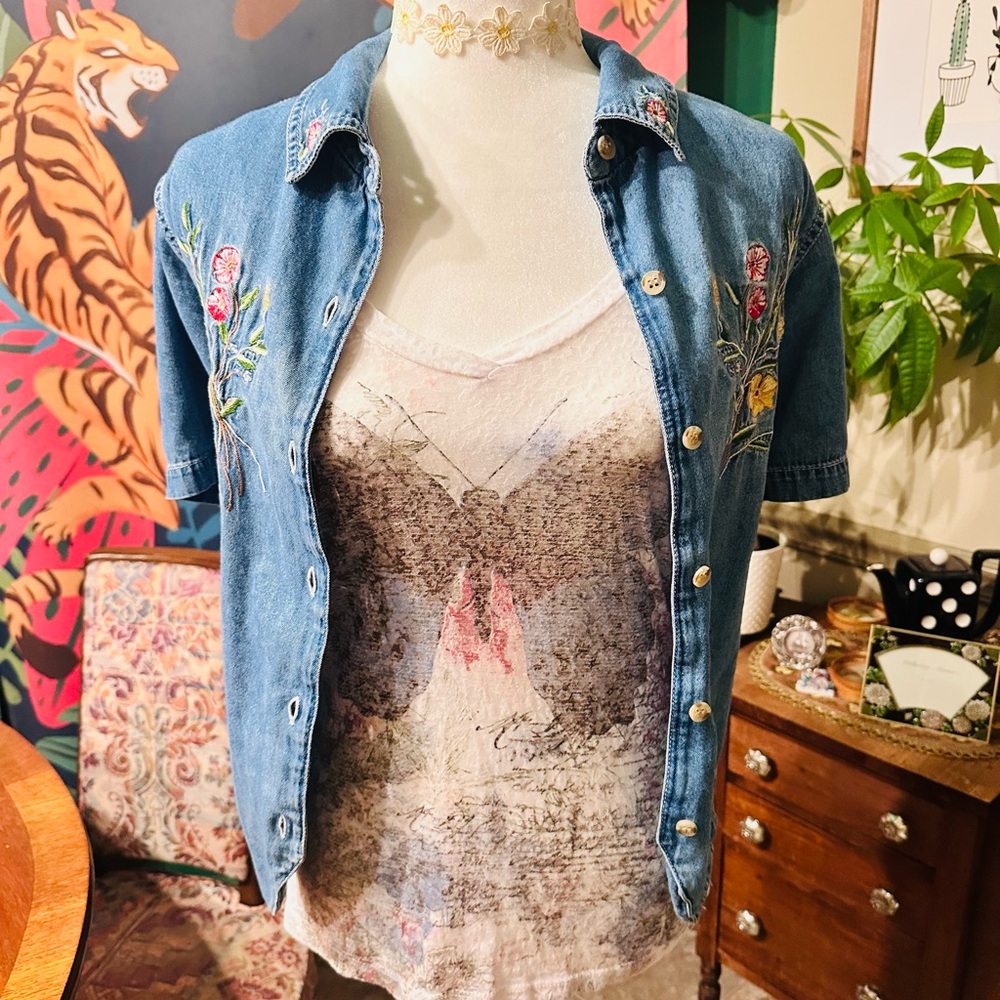 Eyshadow Floral Embroidered Top